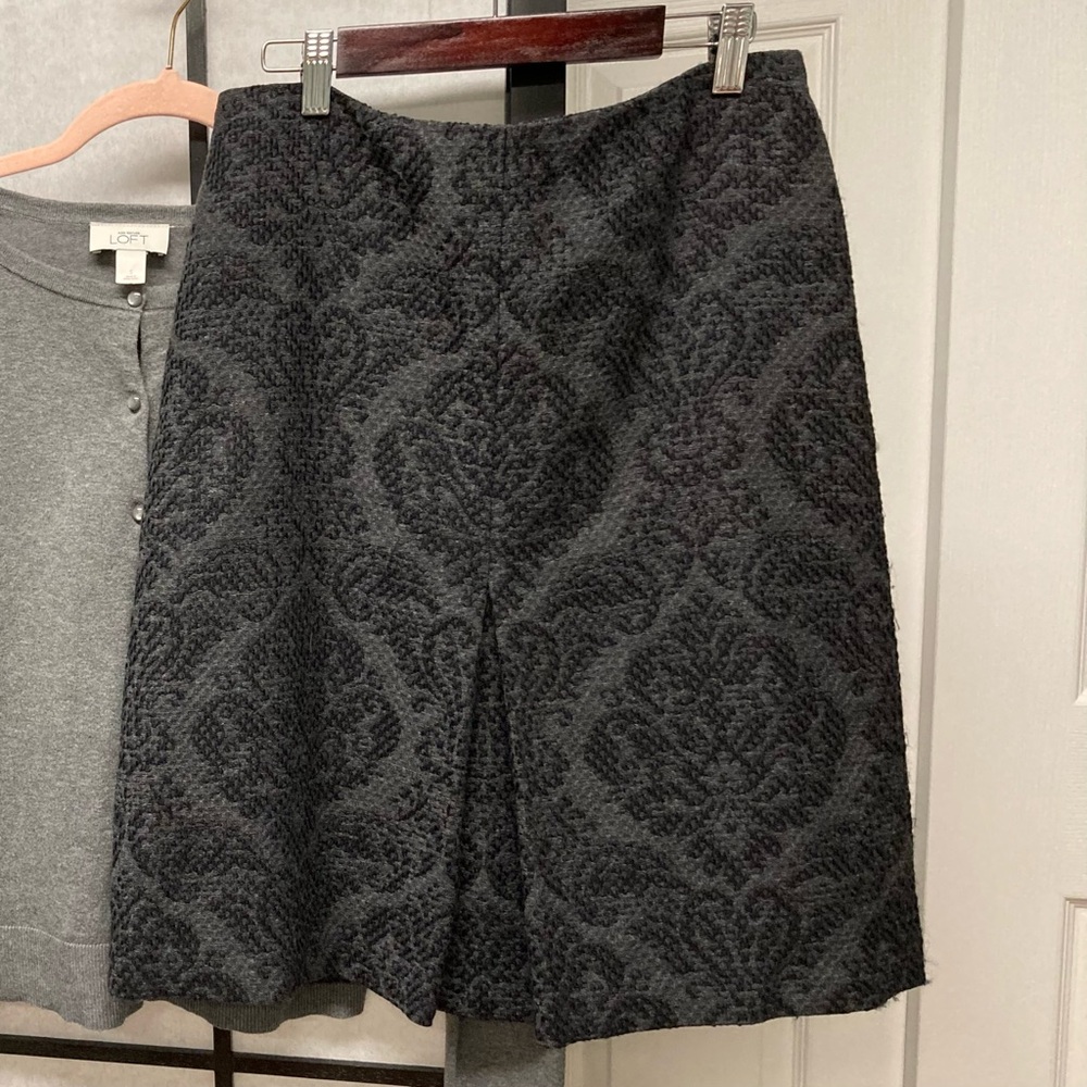 EUC Ann Taylor wool blend fully lined a-line skirt. Size 4. Grey/Black